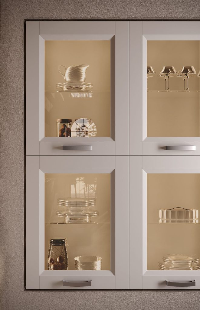 Dettaglio delle vetrine con stoviglie e calici della cucina Classic & Contemporary Caravaggio bianca a telaio di Ciao Cucine