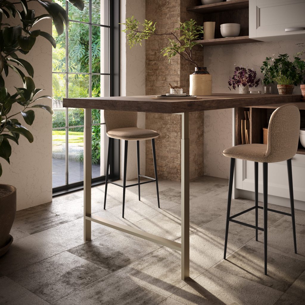 Tavolo snack luminoso accanto alla vetrata con sgabelli imbottiti della cucina Classic & Contemporary Caravaggio di Ciao Cucine