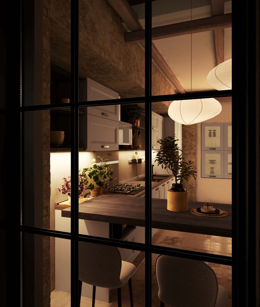 Veduta notturna dalla vetrata della cucina Classic & Contemporary Caravaggio di Ciao Cucine con luci soffuse e penisola