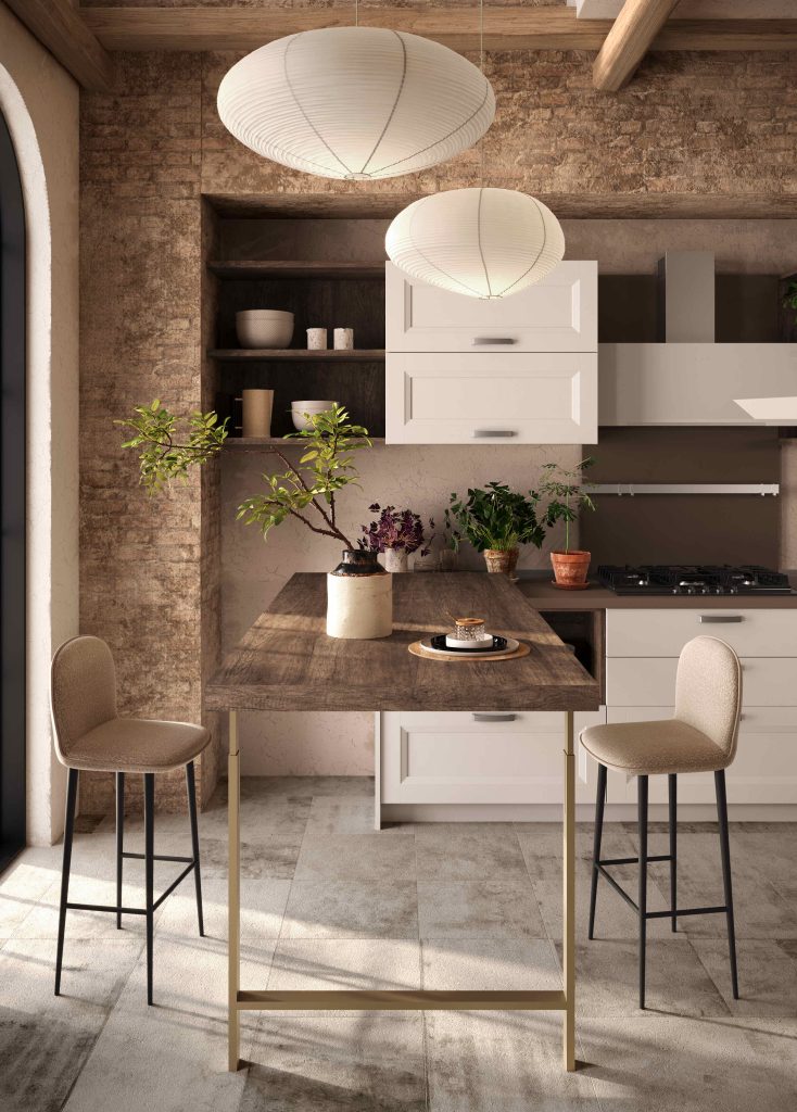 Zona snack con tavolo in legno, sgabelli e mensola a giorno della cucina Classic & Contemporary Caravaggio di Ciao Cucine