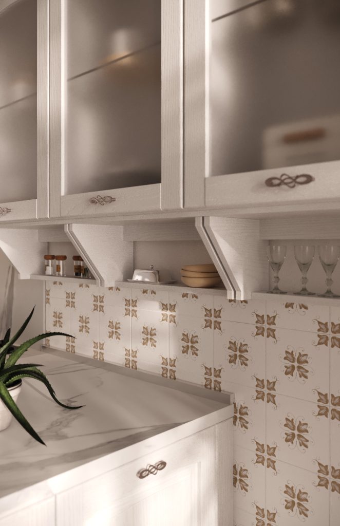 Dettaglio delle vetrine ad arco e della mensola a giorno con piastrelle decorate della cucina Classic & Contemporary Gioconda di Ciao Cucine