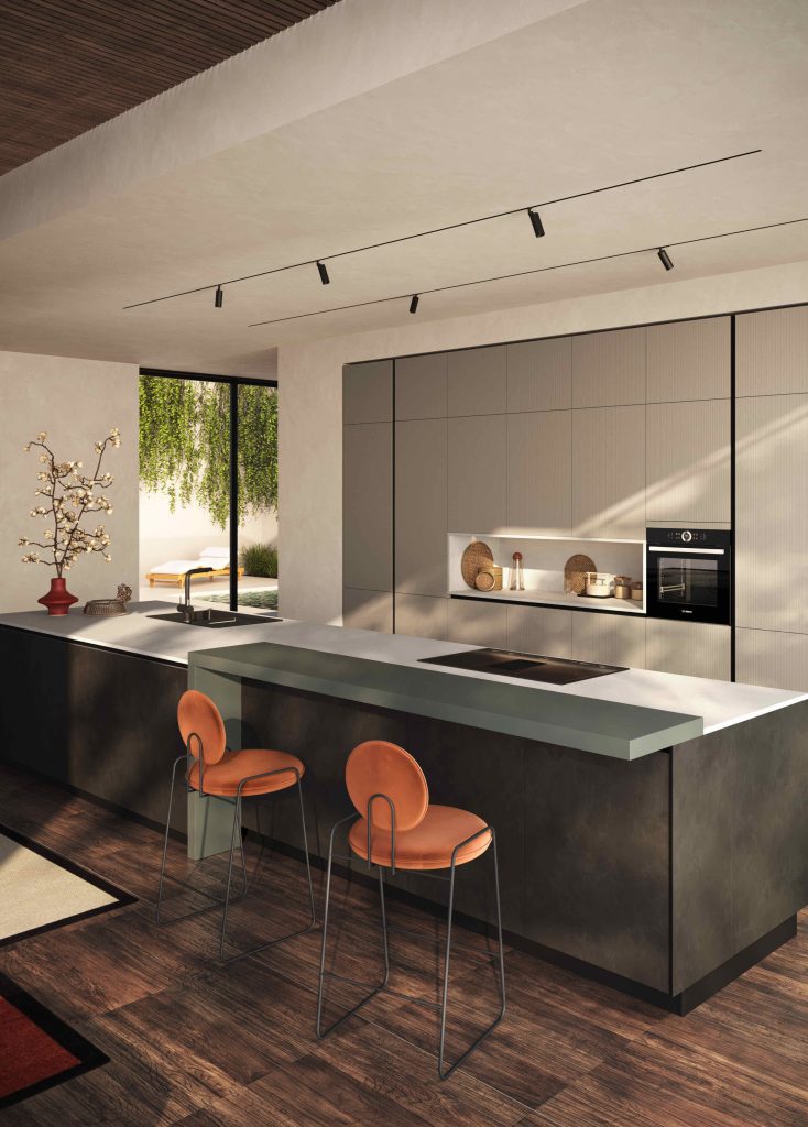 Cucina moderna economica Diamante di Ciao Cucine con isola, lavello, colonne forno e sgabelli arancioni su parquet