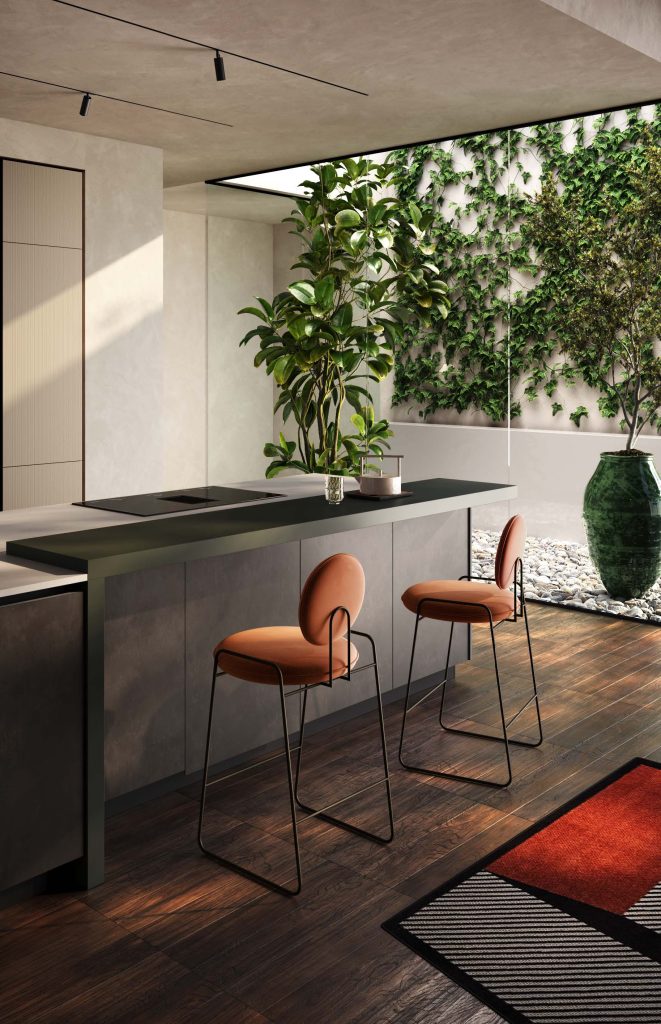 Cucina moderna economica Diamante di Ciao Cucine, penisola snack con sgabelli arancioni affacciata sul giardino verde interno