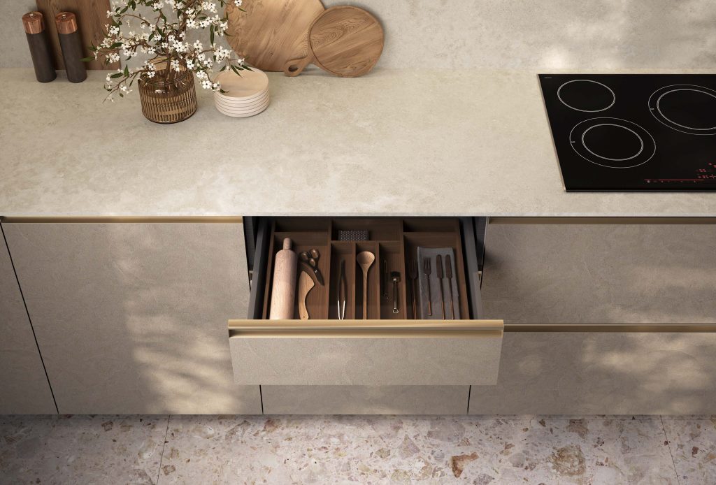 Cassetto attrezzato portaposate e piano cottura della cucina Modern & Design Ginevra di Ciao Cucine, gola e vetrine profilo champagne