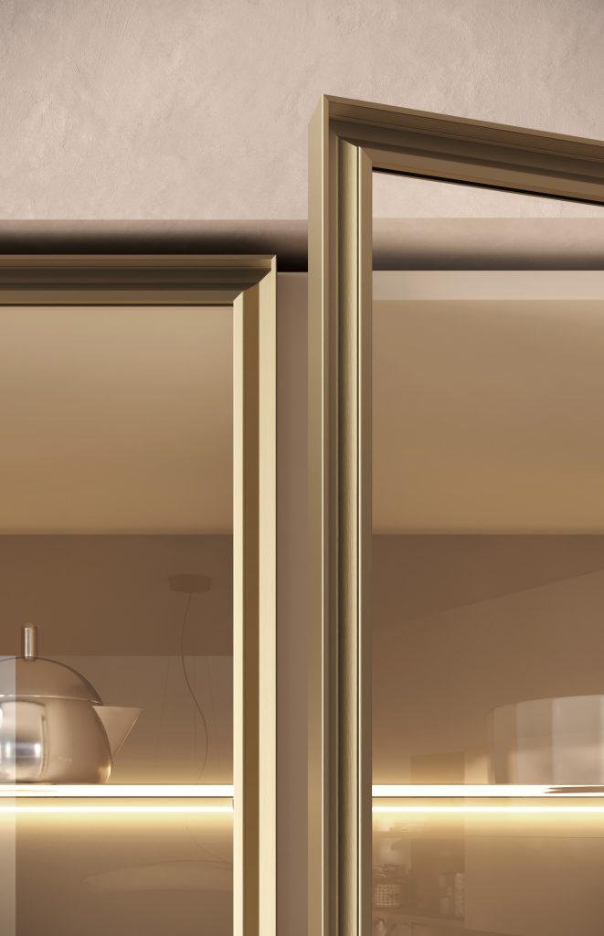 Dettaglio del telaio e profilo champagne delle ante vetrina della cucina Modern & Design Ginevra di Ciao Cucine