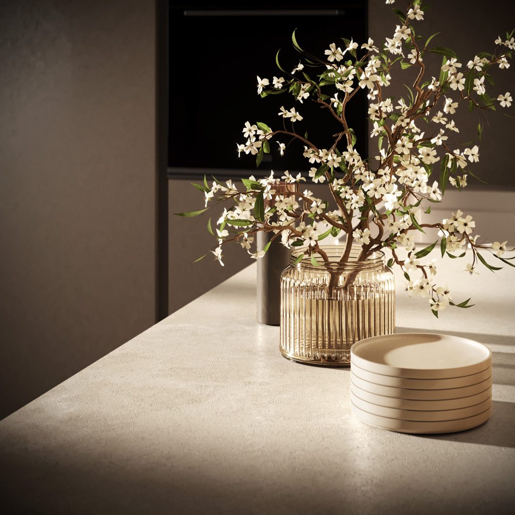 Dettaglio still-life con vaso di fiori bianchi e piatti sul piano chiaro della cucina Modern & Design Ginevra di Ciao Cucine, ambiente vetrine profilo champagne