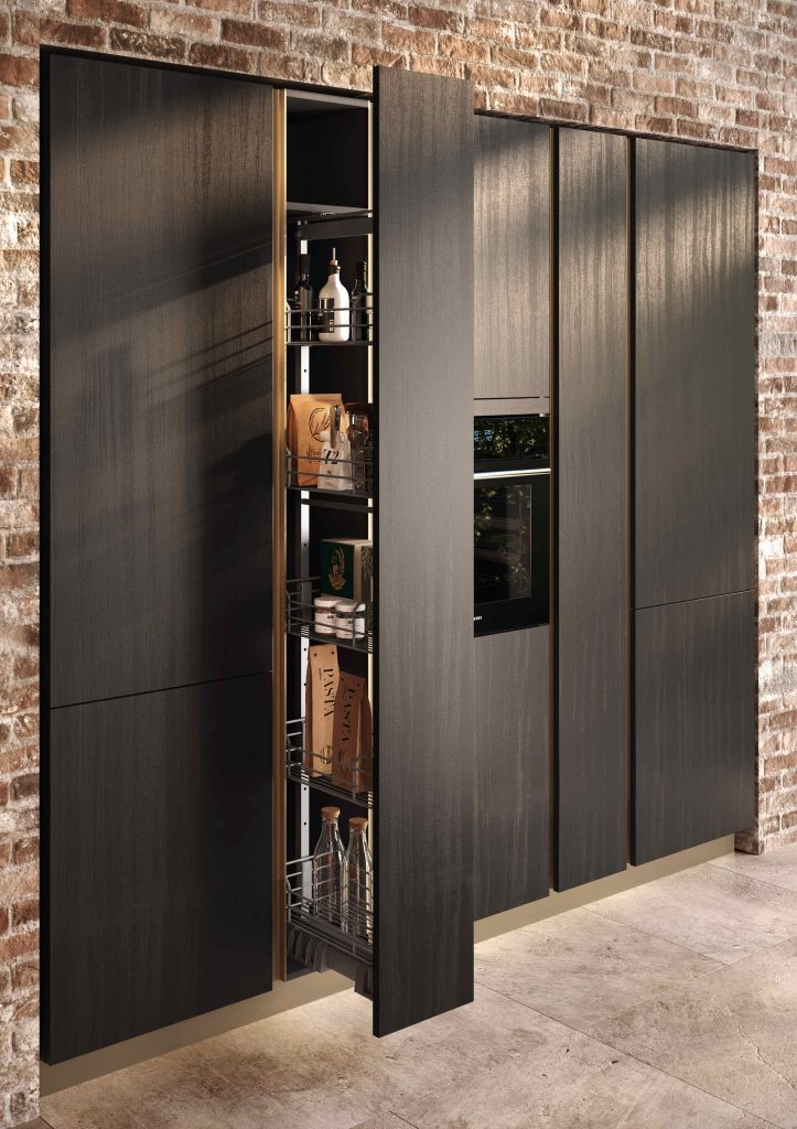 Colonna dispensa estraibile aperta della cucina Modern & Design Ginevra di Ciao Cucine, colonne rovere scuro su parete in mattoni industrial