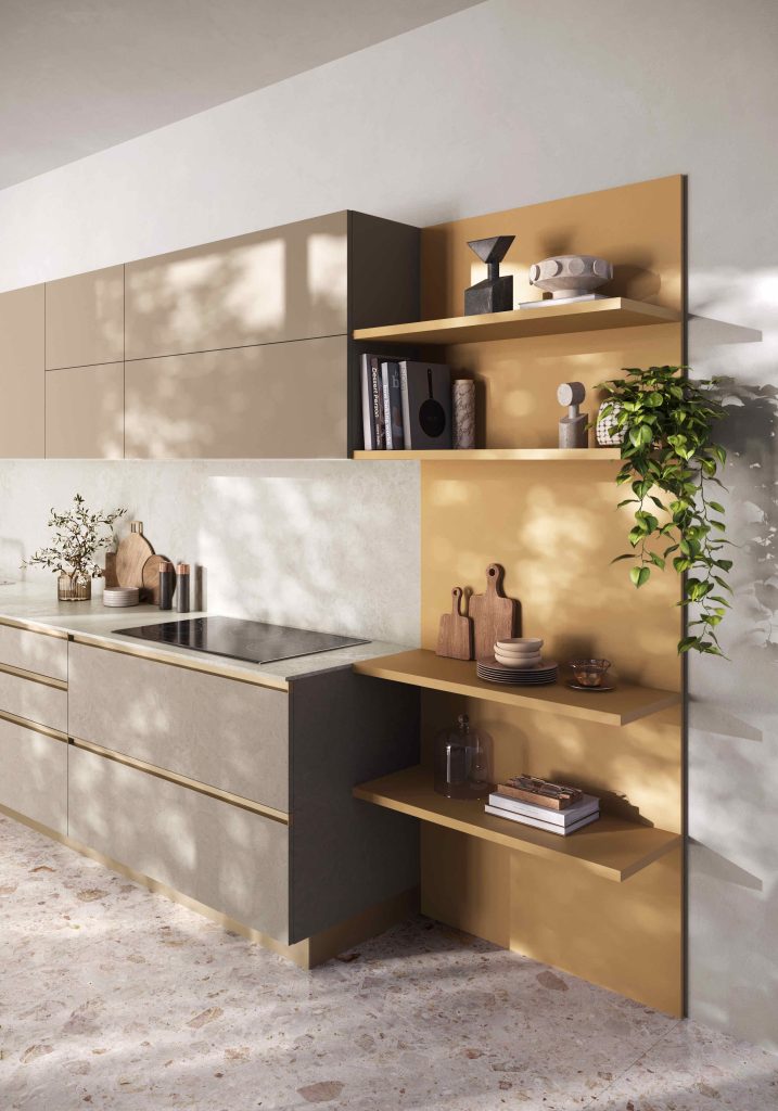 Angolo con mensole a giorno champagne e piano cottura della cucina Modern & Design Ginevra di Ciao Cucine, ante beige e profilo champagne