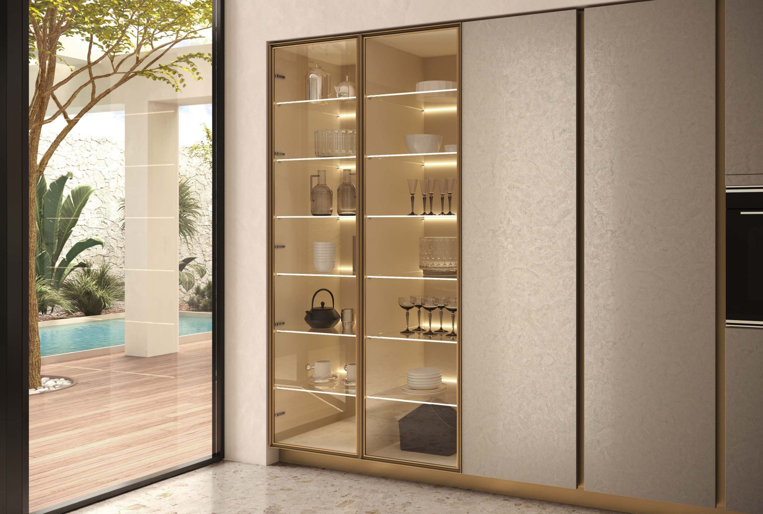 Vetrine a giorno illuminate con stoviglie e calici della cucina Modern & Design Ginevra di Ciao Cucine, profilo champagne accanto alla vetrata sulla piscina
