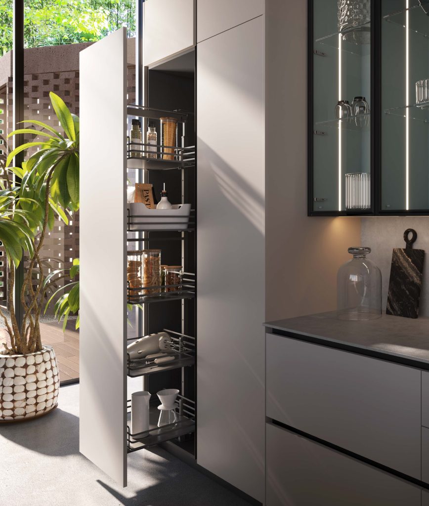 Colonna dispensa estraibile a scomparsa con provviste, cucina Modern & Design Marilyn di Ciao Cucine affacciata sul verde
