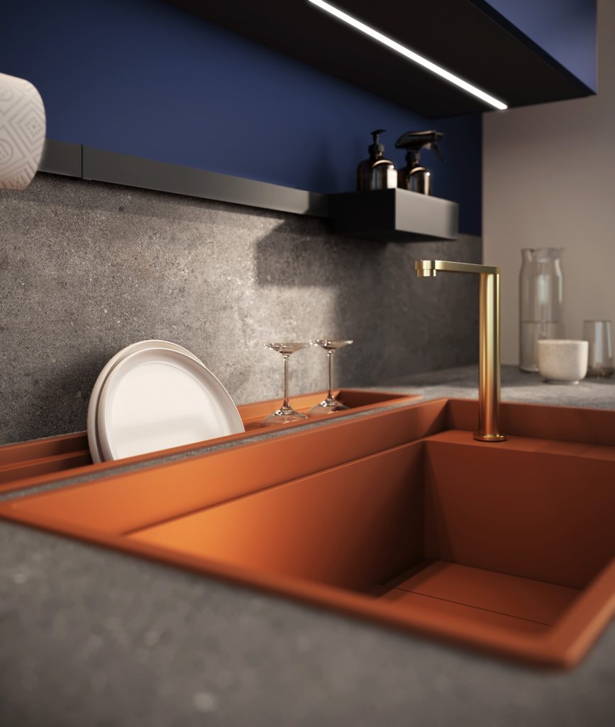 Dettaglio del lavello in rame con piatti e calici e rubinetto oro, cucina Modern & Design Marilyn di Ciao Cucine