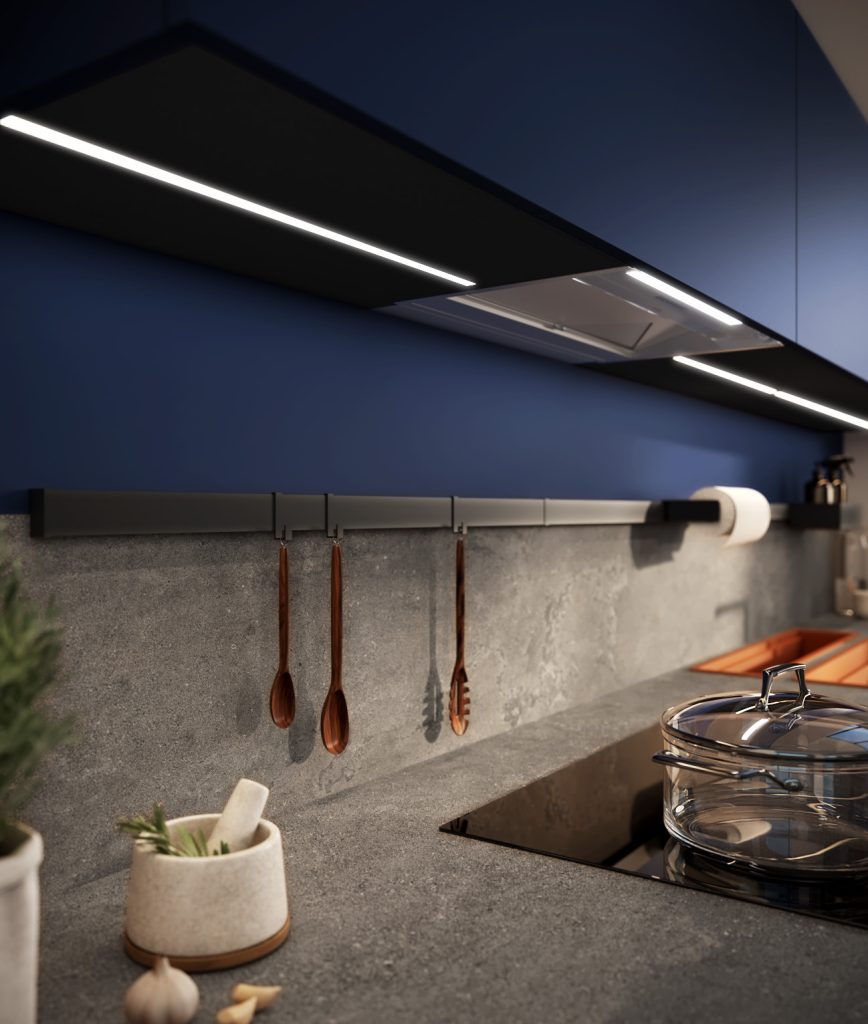 Dettaglio dei pensili blu notte con luce LED, barra portautensili e pentola, cucina Modern & Design Marilyn di Ciao Cucine