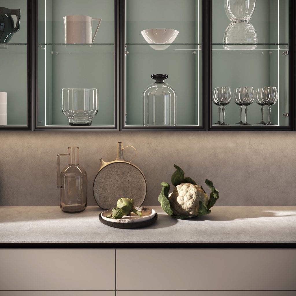 Pensili a vetro con fondo verde e vetreria sopra top pietra, dettaglio della cucina Modern & Design Marilyn di Ciao Cucine