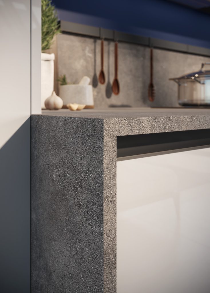 Dettaglio dello spesso top in pietra grigia con anta bianco lucido, cucina Modern & Design Marilyn di Ciao Cucine con nota blu notte