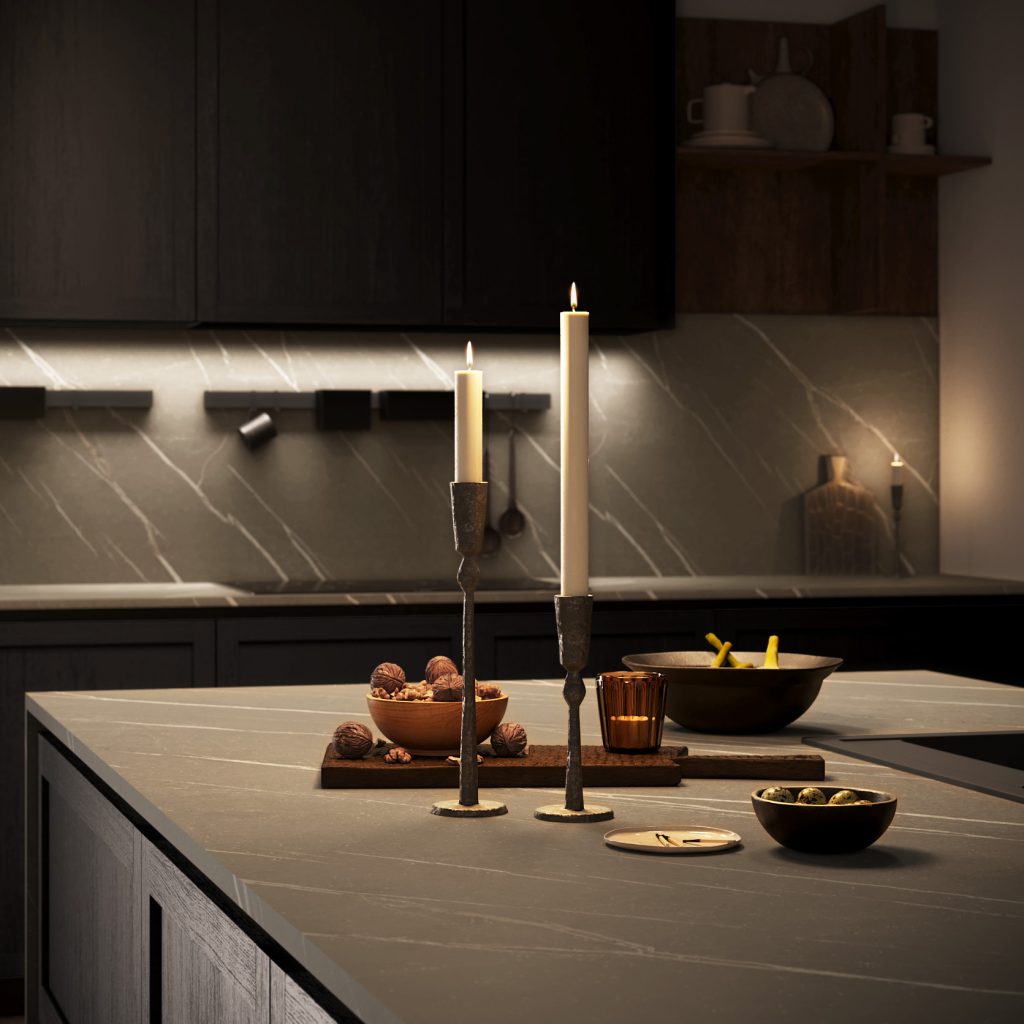Cucina moderna economica Marlene di Ciao Cucine, dettaglio dell'isola scura con candele e ciotole su piano effetto pietra