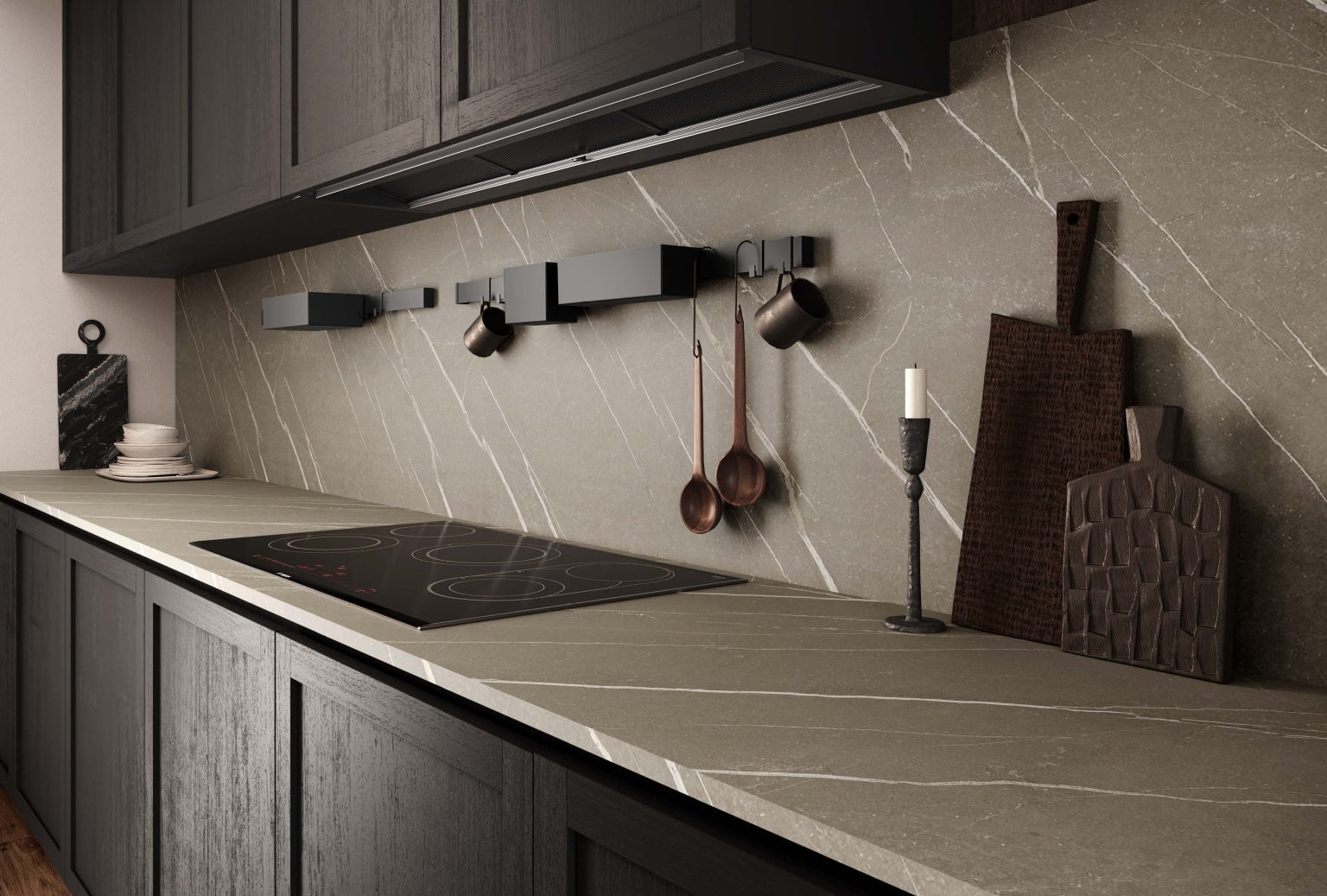 Cucina moderna economica Marlene di Ciao Cucine, piano cottura a induzione con paraschizzi effetto marmo e cappa integrata