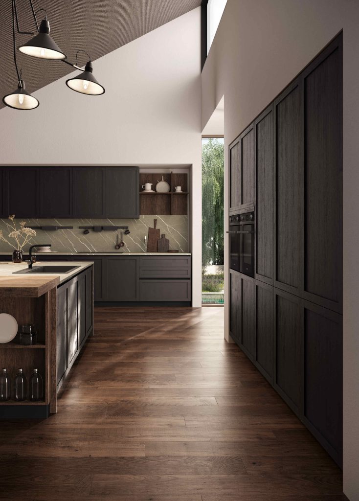 Cucina moderna economica Marlene di Ciao Cucine, veduta d'insieme con isola snack in legno e colonne forno in rovere scuro