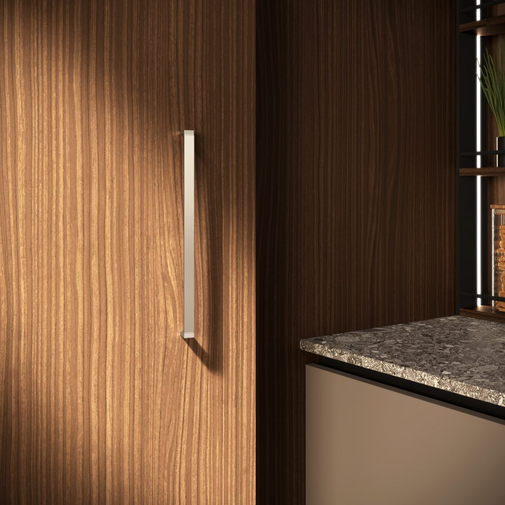 Cucina moderna economica Melania di Ciao Cucine, dettaglio della maniglia verticale sulle ante in legno noce delle colonne