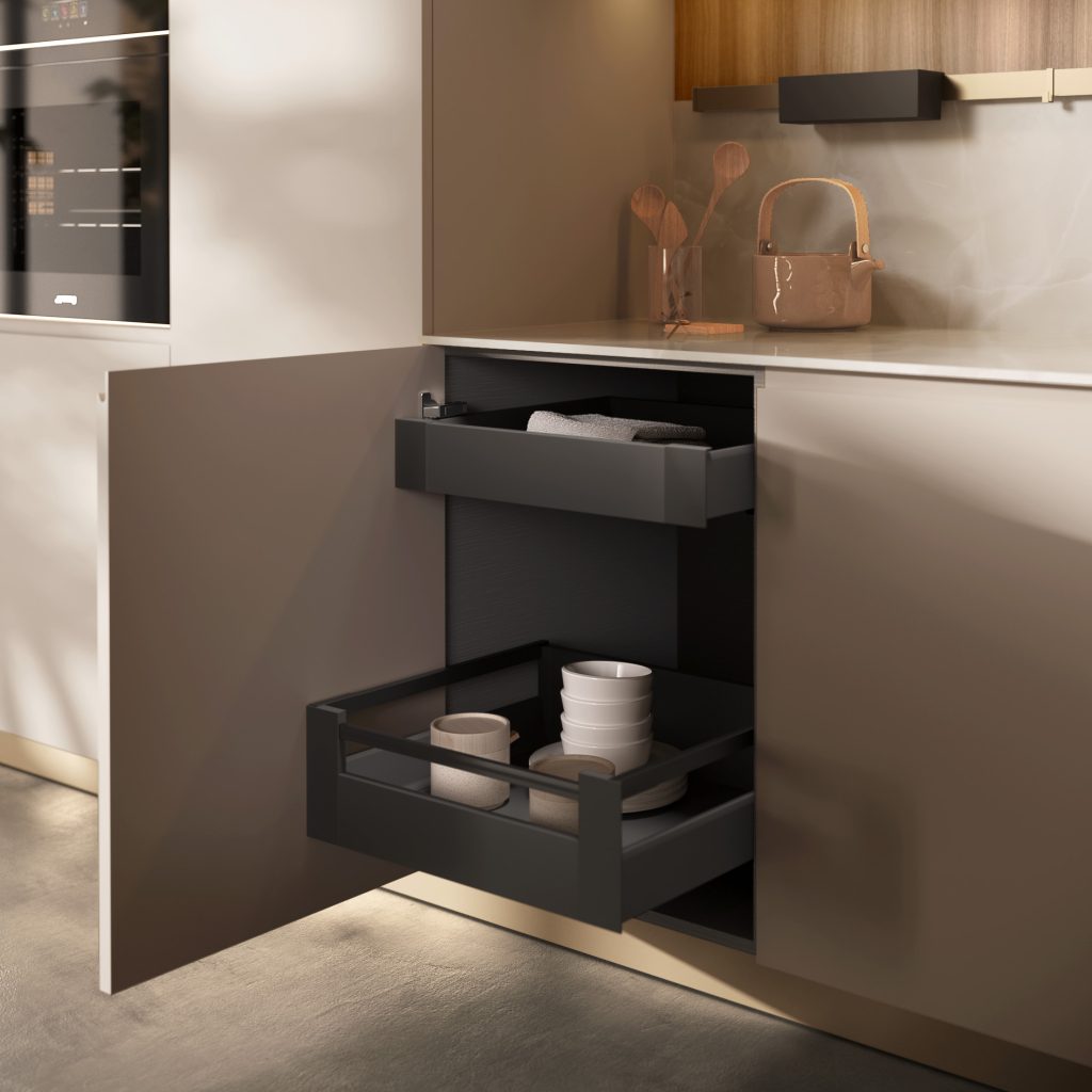 Cucina moderna economica Sibilla di Ciao Cucine, dettaglio dei cassetti estraibili interni neri con stoviglie e ciotole