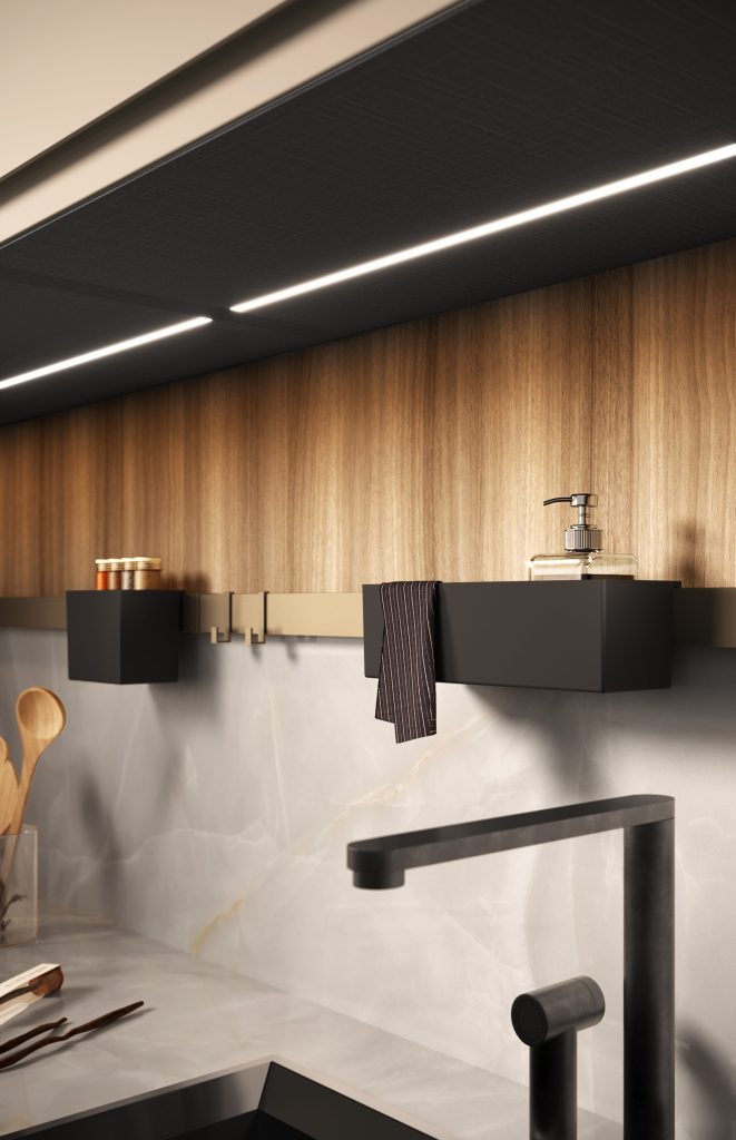 Cucina moderna economica Sibilla di Ciao Cucine, dettaglio della mensola attrezzata nera con accessori sopra il lavello e miscelatore