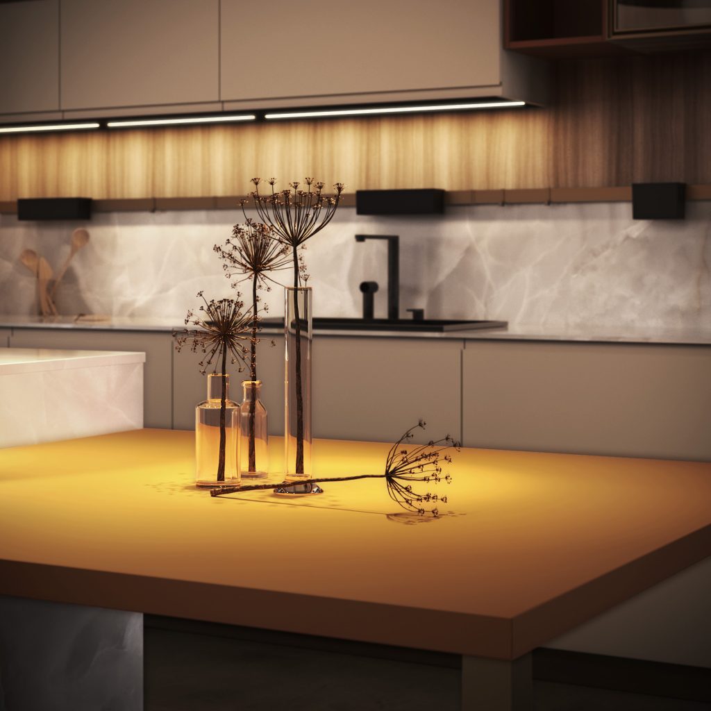 Cucina moderna economica Sibilla di Ciao Cucine, dettaglio del top isola con vasi in vetro, fiori secchi e paraschizzi effetto marmo