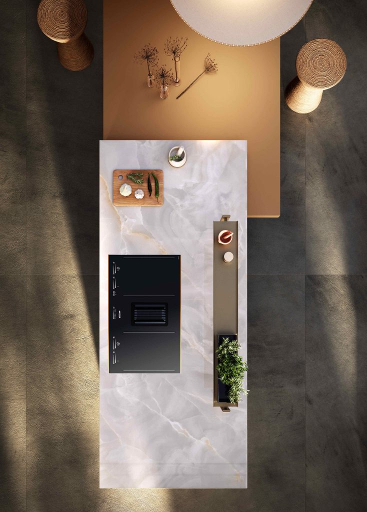 Cucina moderna economica Sibilla di Ciao Cucine, veduta dall'alto dell'isola con top effetto marmo, piano cottura a induzione e erbe